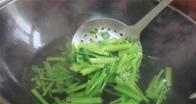 黄瓜和“它”天生一对EMC易倍 EMC易倍体育早晚喝一杯排出体内黑宿便瘦出小蛮腰(图5)
