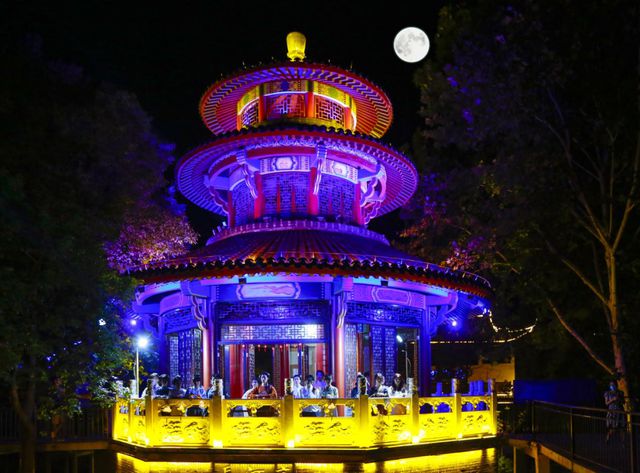 美！武汉生物工程学院：拈香拜月迎中秋 身着汉服寄相思EMC易倍 EMC易倍体育…(图1)