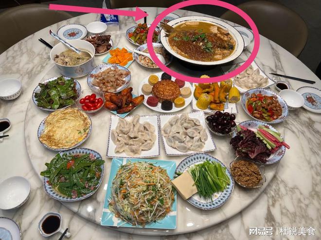 贾乃亮晒中秋家宴满满家乡味网EMC易倍 EMC易倍体育友：一看就是东北人看馋了(图2)