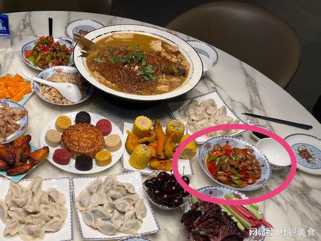 贾乃亮晒中秋家宴满满家乡味网EMC易倍 EMC易倍体育友：一看就是东北人看馋了(图6)