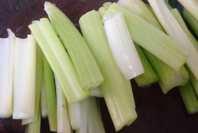 三种食材打成汁每天喝一杯胜过“减肥药”助你瘦出小蛮腰EMC易倍 EMC易倍体育(图4)
