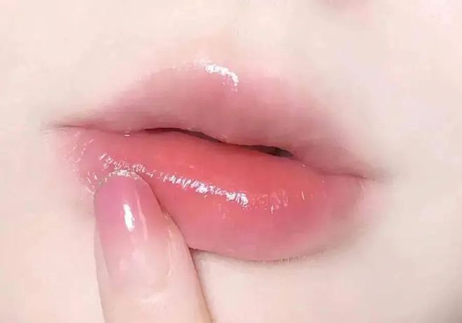 EMC易倍 EMC易倍体育起皮干裂“沙漠唇”变成细、软juicy？这波操作我服辽！(图1)