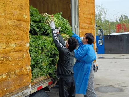 全力保障物资供EMC易倍 EMC易倍体育应伊宁市最大蔬果批发市场复市(图2)