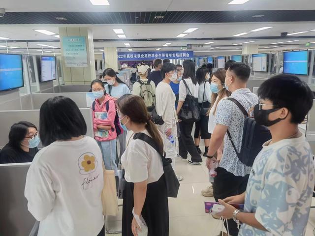 EMC易倍 EMC易倍体育“一对一”跟踪帮扶为了113万离校毕业生及时就业(图2)