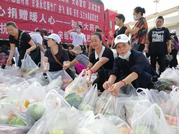 沿河：EMC易倍 EMC易倍体育18吨抗疫“果蔬包”再援贵阳(图2)